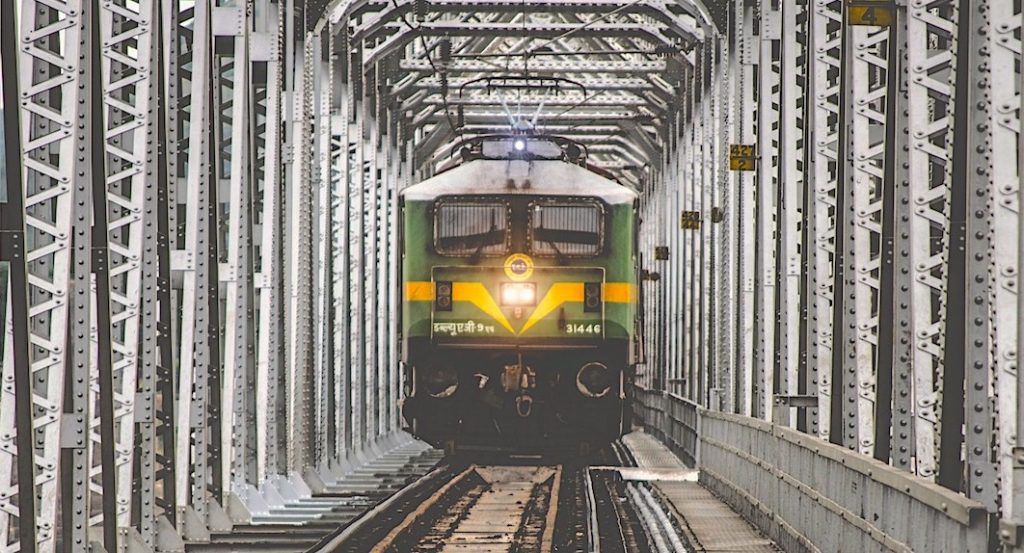 Agent redt man van aanstormende trein