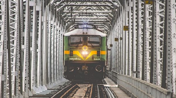 Agent redt man van aanstormende trein