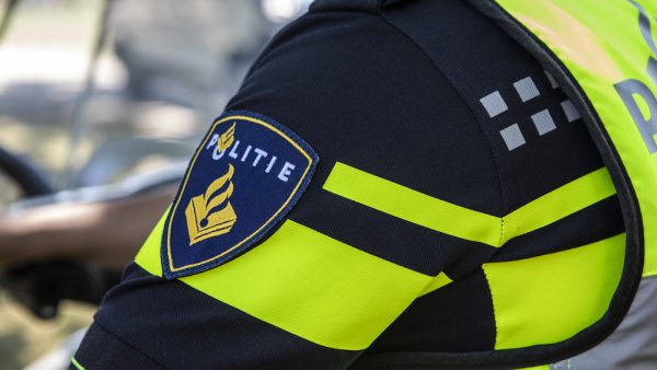 Man springt uit bosjes in Leiden en steekt 20-jarige vrouw meerdere malen