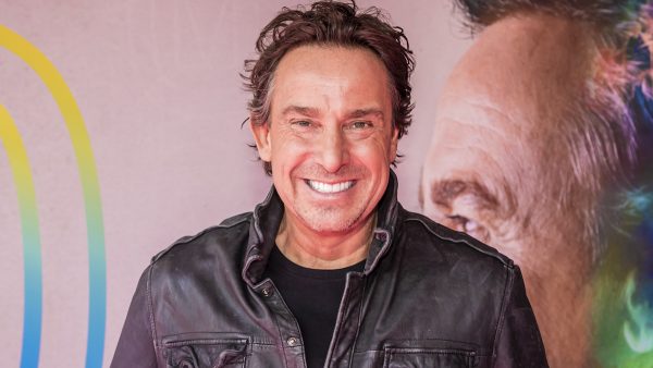 Marco Borsato straalt van quality time op Amsterdams terras met de familie