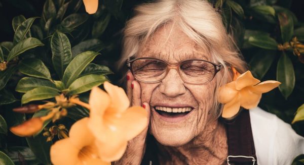 Stoere oma (103) streept na maanden in isolatie eerste tatoeage van haar bucketlist af