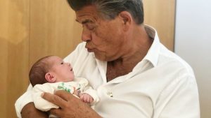 Thumbnail voor Emile Ratelband (71) voor de achtste keer vader geworden: 'Een bron van vreugde'