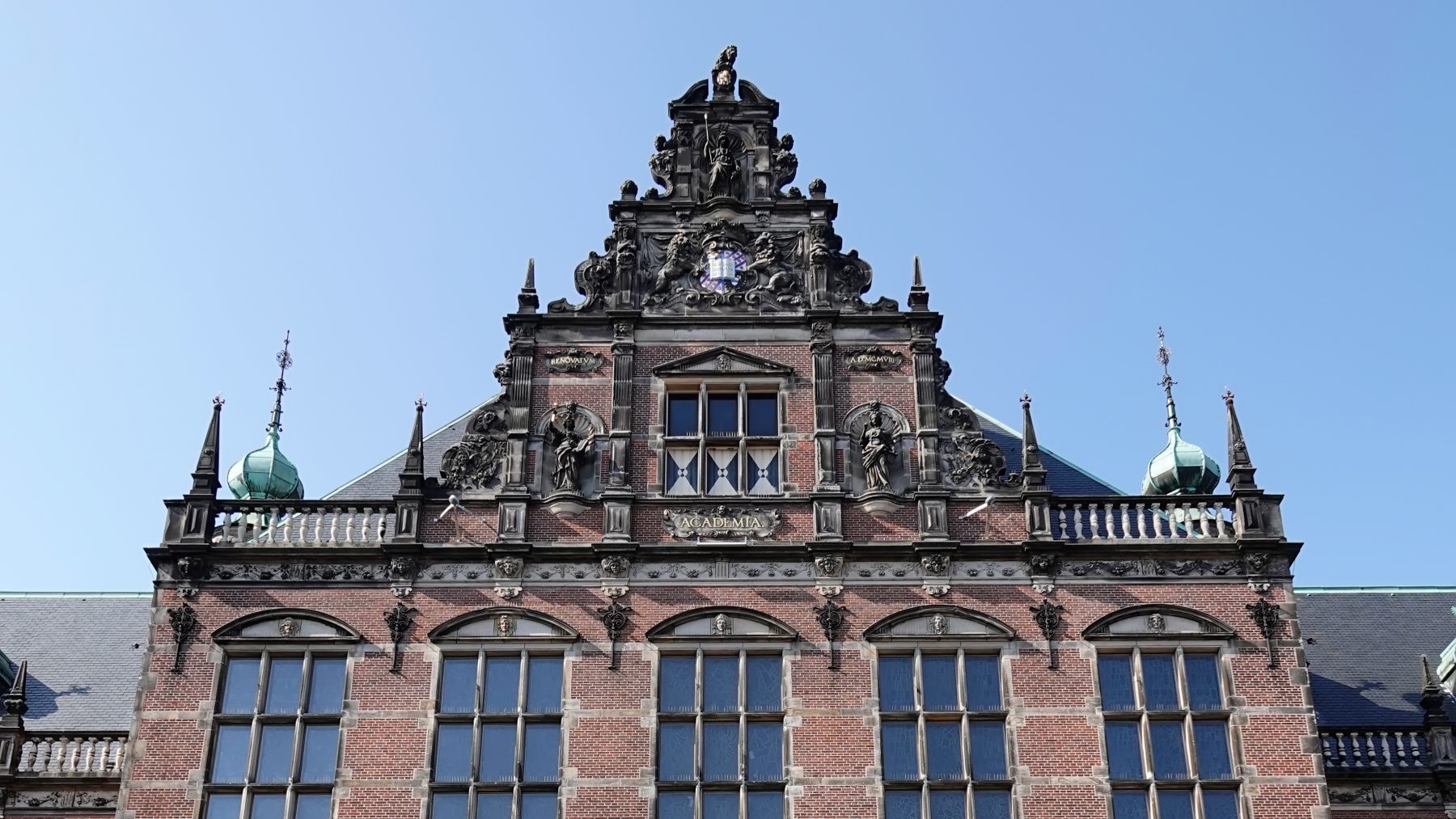 Eerlijk duurt het langst: oud-student geeft na 20 jaar tóch gestolen ornament terug