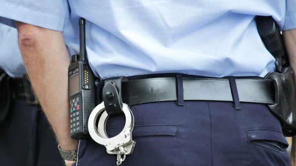 Schokkende beelden van een arrestatie door de Belgische politie op de luchthaven Charleroi, waarbij een 38-jarige Slowaakse man om het leven kwam, zijn ruim twee jaar na dato opgedoken. Op de beelden is te zien hoe agenten lachen terwijl ze de man hardhandig aanpakken, en een van hen zelfs de Hitlergroet brengt. Schokkende arrestatiebeelden De Slowaakse Jozef Chovanec werd in 2018 opgepakt op de luchthaven van Charleroi nadat hij zich zou hebben misdragen tijdens het binnenstappen van het vliegtuig. Eenmaal in de cel loopt de arrestatie volledig uit de hand. Geboeid leggen agenten hem op zijn buik, waarna ze op hem gaan zitten. Terwijl Chovanec vecht voor zijn leven, hebben de agenten lol met elkaar. Zo wordt er gelachen en gedanst, en brengt een agent zelfs de Hitlergroet. Pas na zestien minuten gaan de agenten van de arrestant af, wanneer hulpverleners de cel binnenkomen. Zij proberen de man nog te reanimeren, maar dat mocht niet meer baten. Onderzoek De beelden hebben in België een hoop teweeggebracht. Een woordvoerder van de federale politie bevestigt dat de politie niet van het bestaan van de beelden afwist. De agent die tijdens de arrestatie de Hitlergroet brengt, verricht momenteel kantoorwerk, en mag geen contact meer hebben met het publiek. Volgens de woordvoerder is dit een "voorlopige maatregel" in afwachting van het onderzoek. Wanneer er meer bekend is, wordt bepaald of de agent alsnog geschorst of ontslagen wordt. De woordvoeder erkent dat dat onderzoek al veel eerder had moeten plaatsvinden. "Waren we in februari 2018 op de hoogte gebracht, dan hadden we vanzelfsprekend toen al deze maatregelen getroffen. Maar we wisten het helaas niet." Het onderzoek zal ook moeten uitwijzen hoe het heeft kunnen gebeuren dat de beelden niet bij de politietop terecht zijn gekomen.