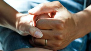 Thumbnail voor Elly (59) had tegelijk borstkanker en corona: 'Ineens moest ik alles alleen doen'