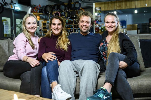 bastiaan-met-3-vrouwen-milou-madeleen-en-elise-152-verkleind-min