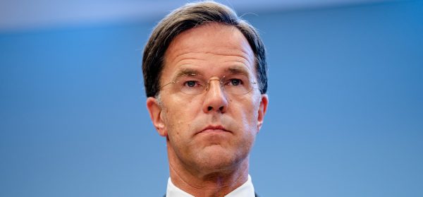 Premier Rutte woedend op demonstranten: 'Je blijft met je poten van andere personen af'