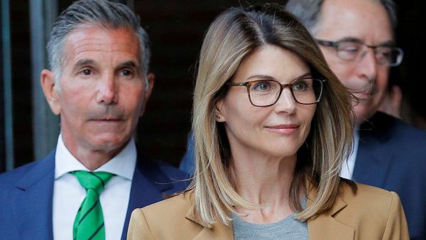 'Full house'-actrice Lori Loughlin krijgt celstraf en boete voor omkopen universiteit dochters