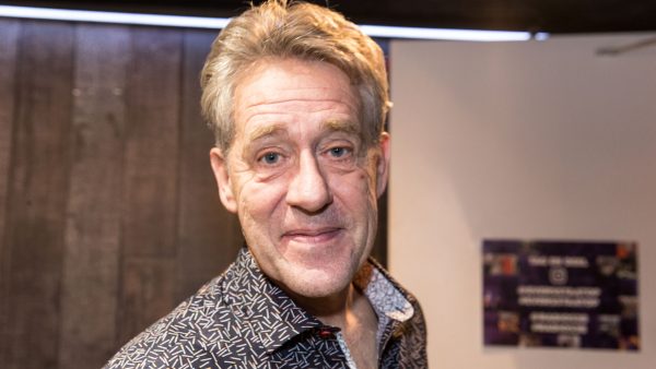 Peter Heerschop herdenkt geëmotioneerd overleden vriendin van dochter