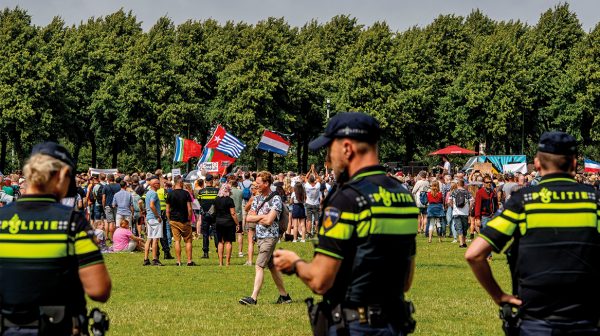 Burgemeester Den Haag waarschuwt betogers coronademonstratie voor politie-inzet bij wangedrag