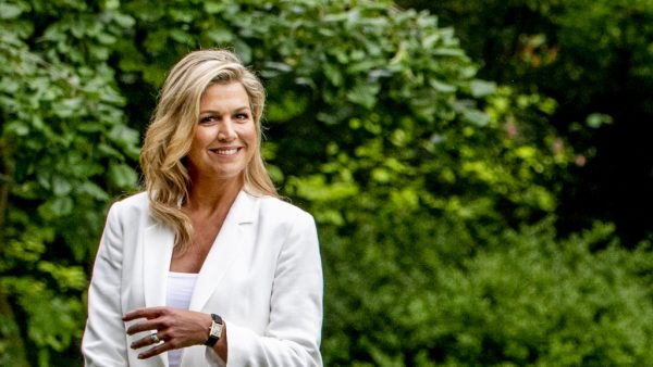 koningin Maxima in de tuin van Paleis Huis ten Bosch tijdens de traditionele fotosessie aan het begin van de zomervakantie.