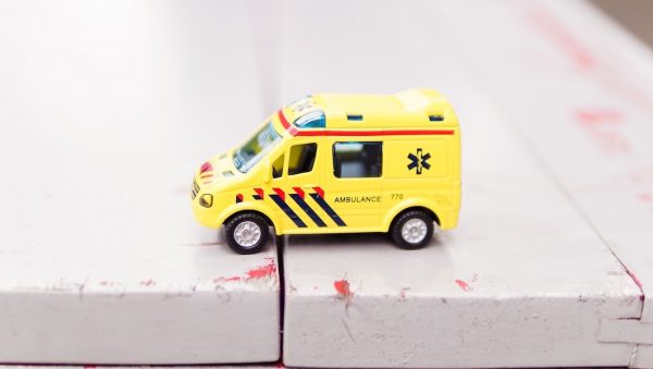 Alarmnummer op speelgoedambulance