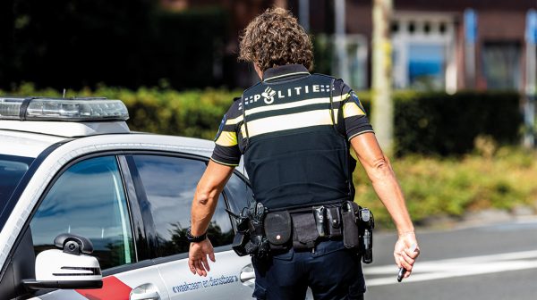 Automobilist houdt agent in nekklem na aanhouding