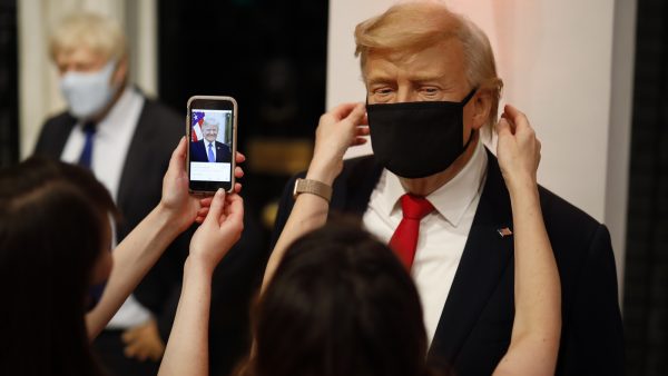 Madame Tussauds geeft wassen beeld van Trump wél een mondmasker