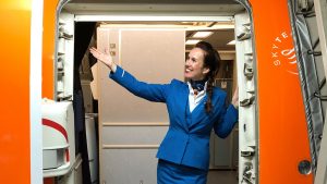 Thumbnail voor Hoe stewardess Valerie door corona overstapte van KLM naar de ouderenzorg