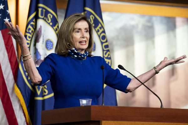 Nancy Pelosi zonder mondmasker in kapperszaak gespot