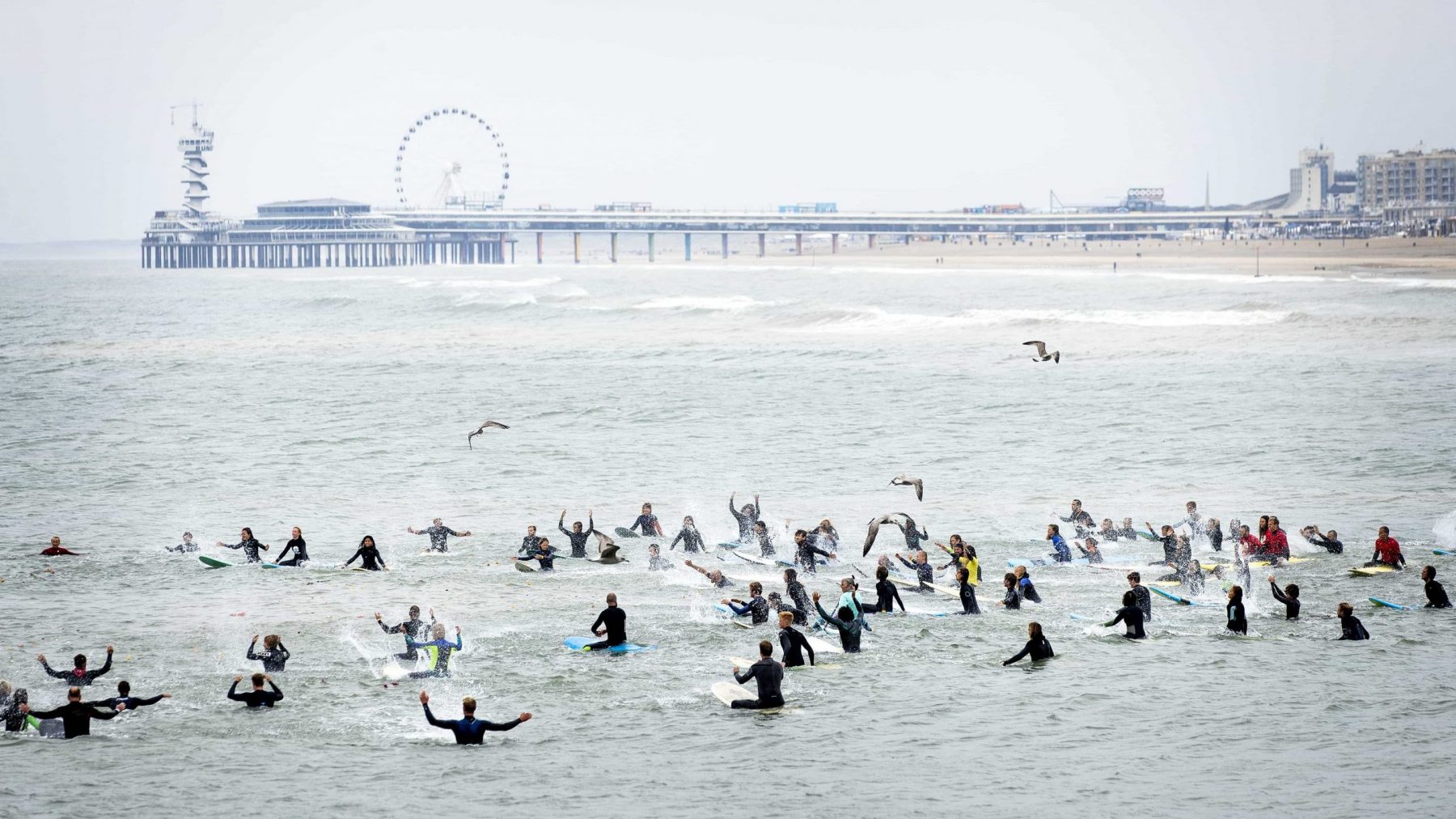 Indrukwekkend eerbetoon aan omgekomen surfers Scheveningen