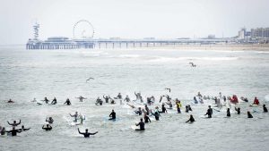 Thumbnail voor Indrukwekkend eerbetoon aan omgekomen surfers Scheveningen
