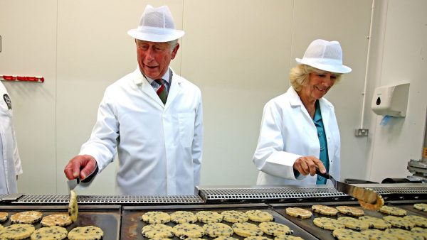 Charles en Camilla delen recept van 'Welsh cakes'