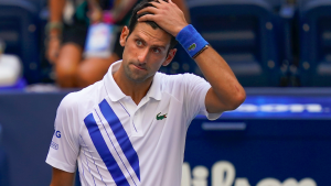 Thumbnail voor Djokovic slaat uit frustratie bal tegen lijnrechter op US Open