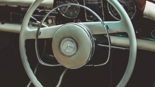 Amerikaanse jongen (11) rijdt onwel geworden oma in auto naar huis