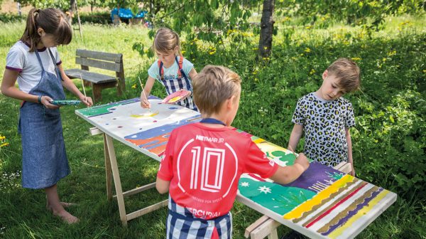 Van kist tot kunstwerk- Florien (33) maakt uitvaartkisten met een kleurplaat