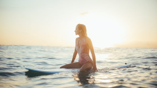 Zon, zee, ziek: Spaanse surfster geboeid en opgepakt vanwege positieve coronatest