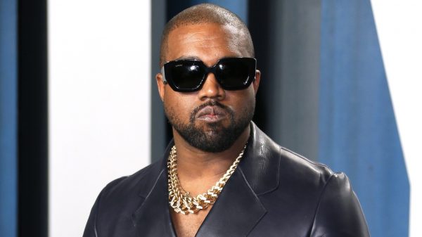 Kanye West krijgt injecties in hand na te veel telefoongebruik