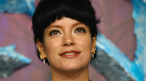 Thumbnail voor Lily Allen zegt (op z'n Vegas) ja tegen 'Stranger Things'-acteur David Harbour
