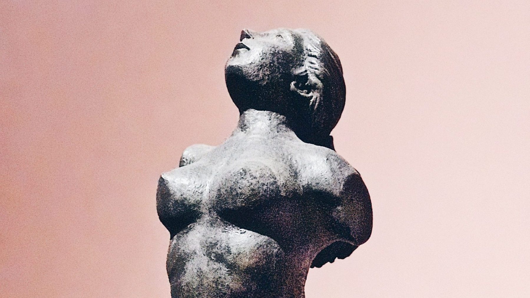 Franse vrouwen gaan topless in museum om statement te maken