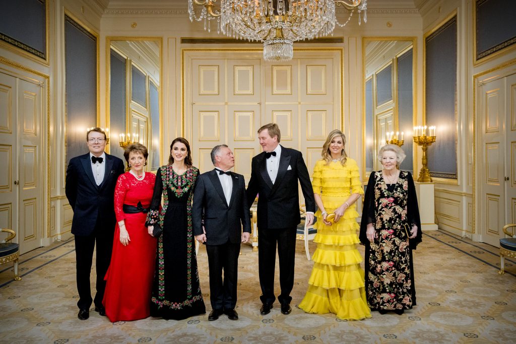 DEN HAAG - Koning Willem-Alexander, koningin Maxima, prinses Beatrix, prins Constantijn, prinses Margriet, Pieter van Vollenhoven, koning Abdullah II en koningin Rania poseren voor de officiele foto. Het Jordaans vorstenpaar brengt een officieel bezoek aan Nederland. ANP ROYAL IMAGES PATRICK VAN KATWIJK