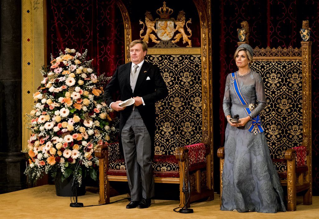 DEN HAAG - Koning Willem-Alexander leest, met aan zijn zijde koningin Maxima, de troonrede voor op Prinsjesdag aan leden van de Eerste en Tweede Kamer in de Ridderzaal. ANP ROYAL IMAGES KOEN VAN WEEL