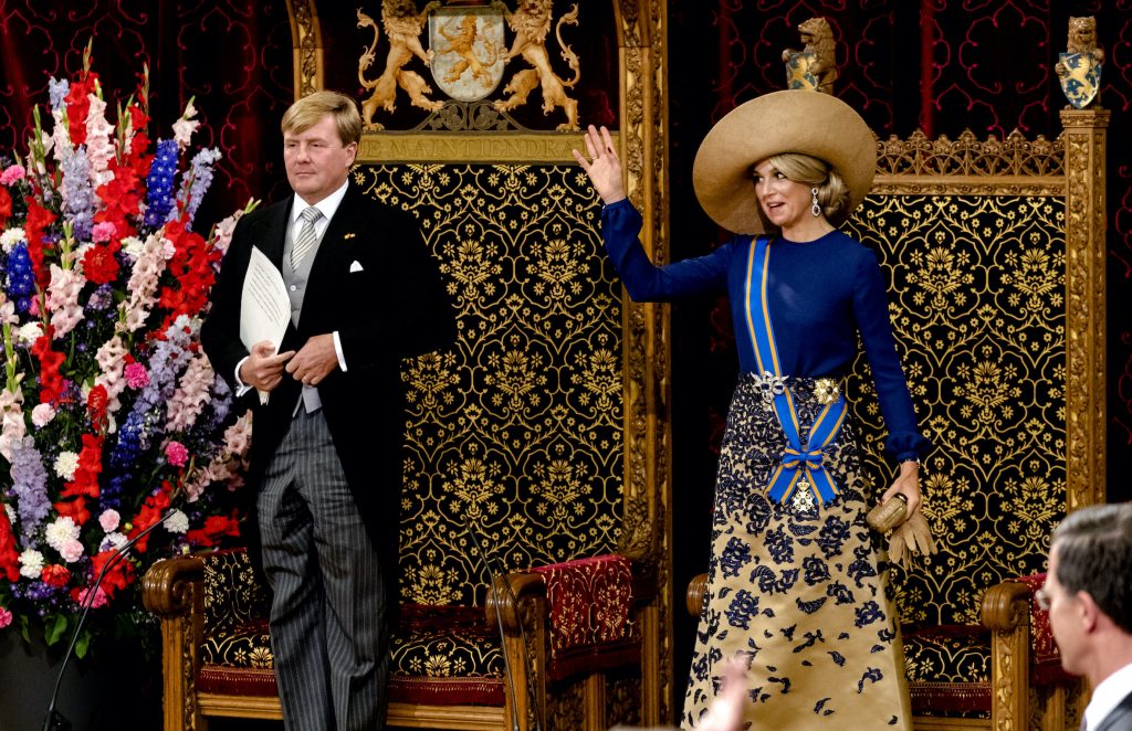 DEN HAAG - Koning Willem-Alexander leest, met aan zijn zijde koningin Maxima, de troonrede voor op Prinsjesdag aan leden van de Eerste en Tweede Kamer in de Ridderzaal. ANP ROYAL IMAGES SANDER KONING