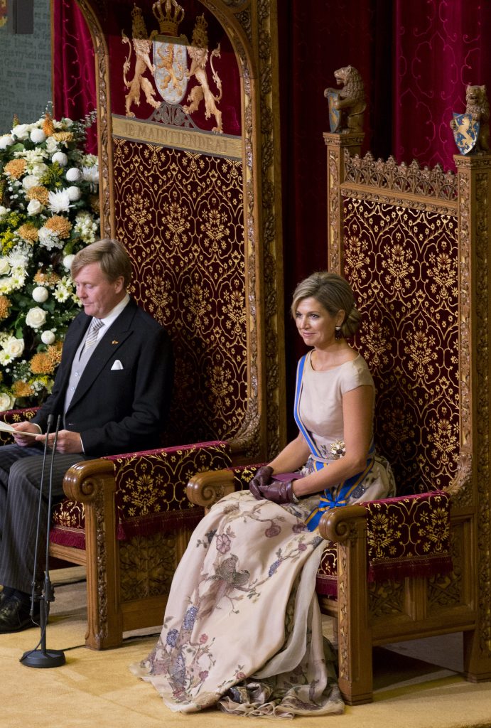 DEN HAAG - Koning Willem-Alexander leest, met aan zijn zijde koningin Maxima, de troonrede voor op Prinsjesdag aan leden van de Eerste en Tweede Kamer in de Ridderzaal. ANP POOL ROYAL IMAGES PETER DEJONG