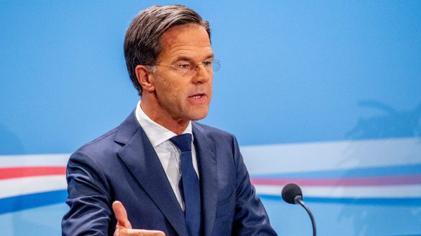 Mark Rutte heeft heldere boodschap aan voetbalsupporters: 'Gewoon je bek houden'