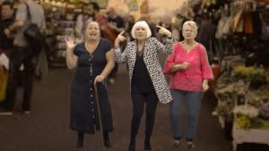 Thumbnail voor Groep strijdlustige oma's maakt lied tegen drillrap: 'Het is onzinnig'