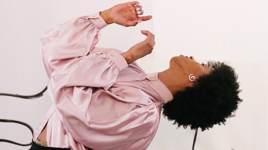 Ecstatic Dance losgaan zonder drank en drugs en op blote voeten LINDA.nl