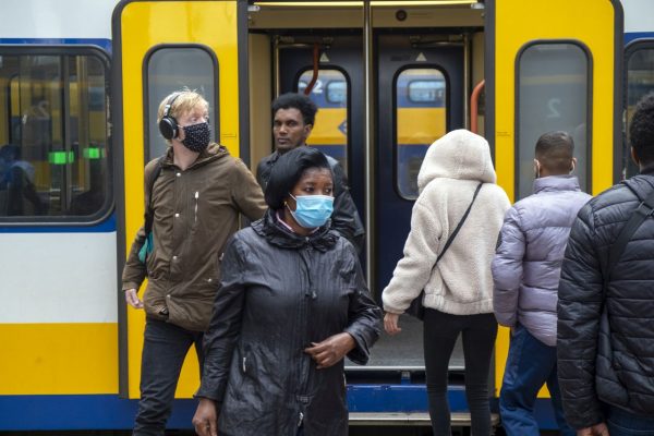 Man mishandelt treinreizigster bij ruzie over mondkapje