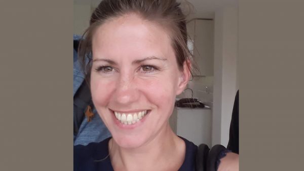 Ex-dakloze Stephanie-Joy Eerhart (34) over bedelen: ‘Geef eten of drinken in plaats van geld’