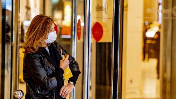 Mondkap op en gaan_ in elke Bijenkorf nu masker verplicht