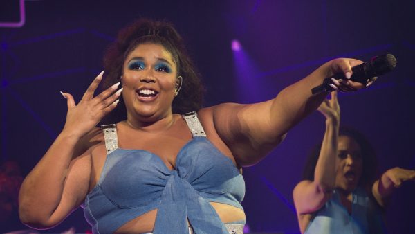 Shake it off: Lizzo gespot in legging met opvallende cut-out