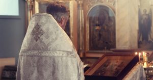 Thumbnail voor Priester betrapt terwijl hij 'onheilige dingen' doet met twee vrouwen in de kerk