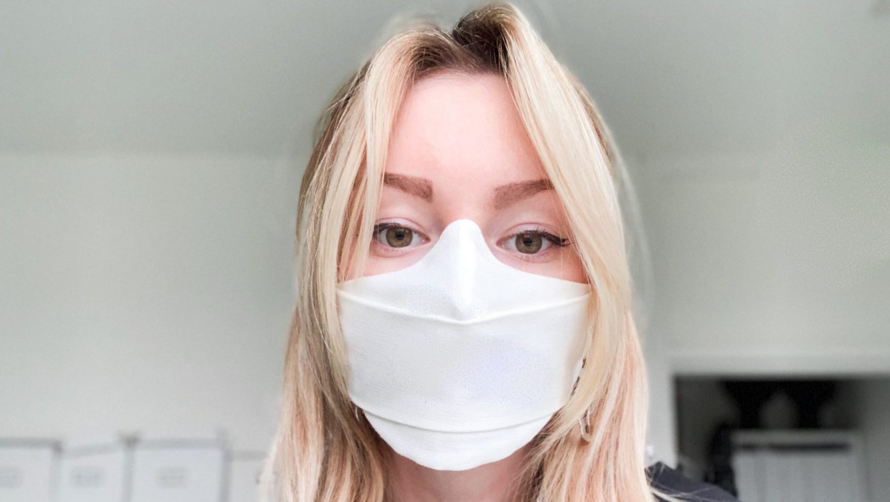 Modeontwerper Danya (26) maakt mondkapjes van afgekeurde tampons