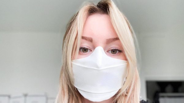 Modeontwerper Danya (26) maakt mondkapjes van afgekeurde tampons