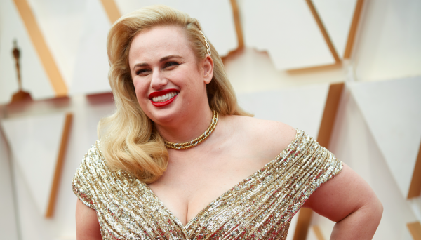 Rebel Wilson toont haar nieuwe, fitte lijf aan de Mexicaanse kust