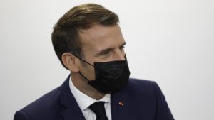 Frankrijk kondigt noodtoestand af, Macron stelt avondklok in voor Parijs