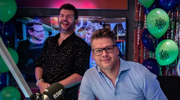 Coen Swijnenberg viert 16 jaar 'radiohuwelijk' met Sander Lantinga