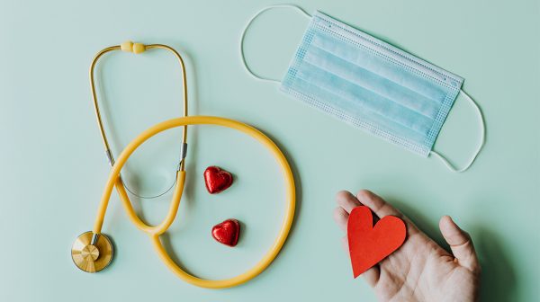 Frankrijk 'adopteert' kinderen van overleden coronapatiënten coronaweeskinderen