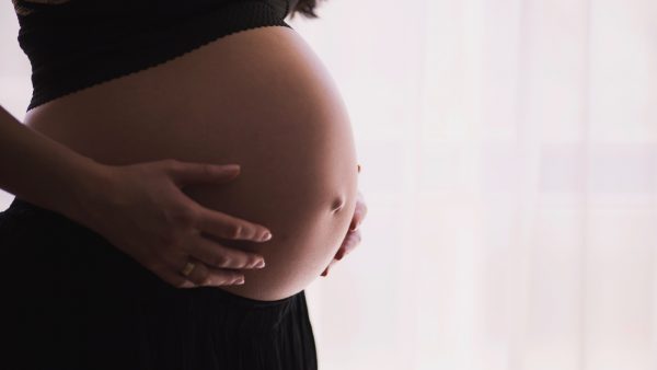 Alles wat we weten over zwangerschap en corona, verteld door een gynaecoloog