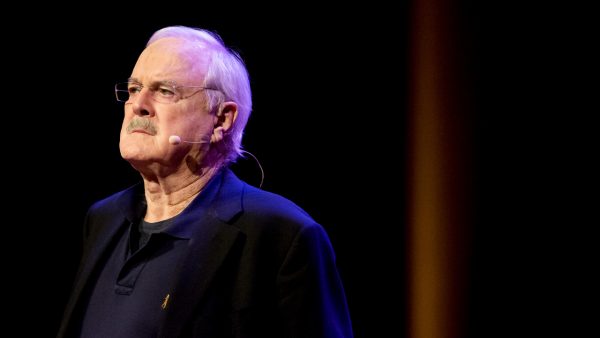 John Cleese haalt uit naar politiek correcte mensen: 'Zielig'